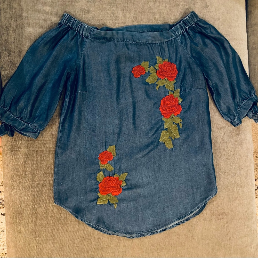 Off shoulder denim embroidered blouse. Size S.
